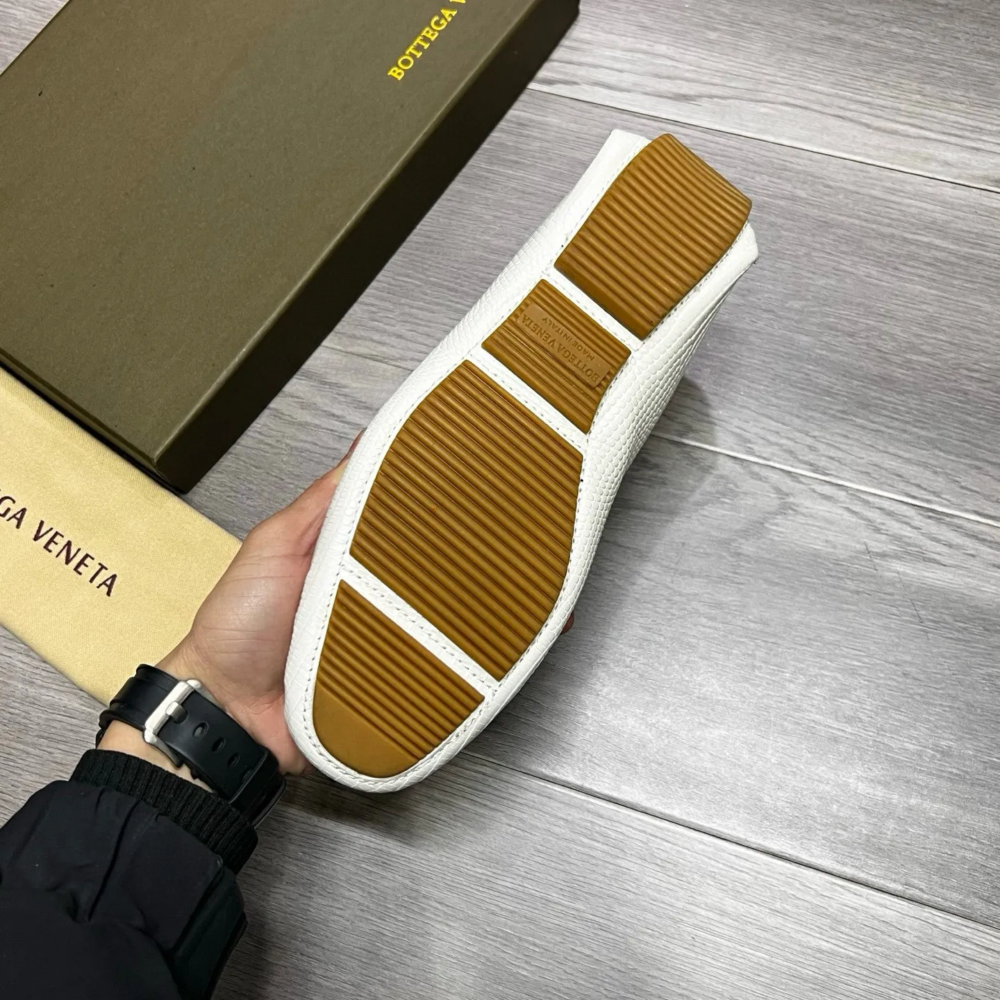 Factory price 480 BV 〰️Purely handmade classic men's beanie shoes👉👉driving shoes, slip-on shoes, made of imported cowhide from Italy, 💕water-dyed cowhide lining, 🔊original outsole, waterproof platform design, comfortable on the feet. A good choice for traveling and driving, three colors available, code number: 38-44, (45 can be customized)